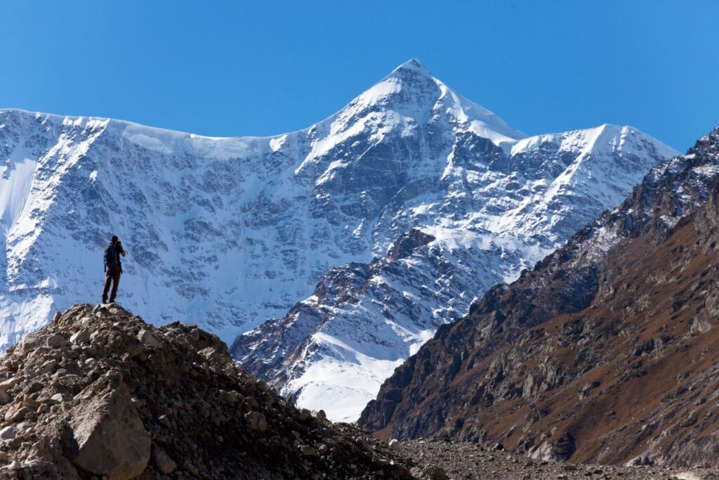 man clicking picture f manaslu expedition